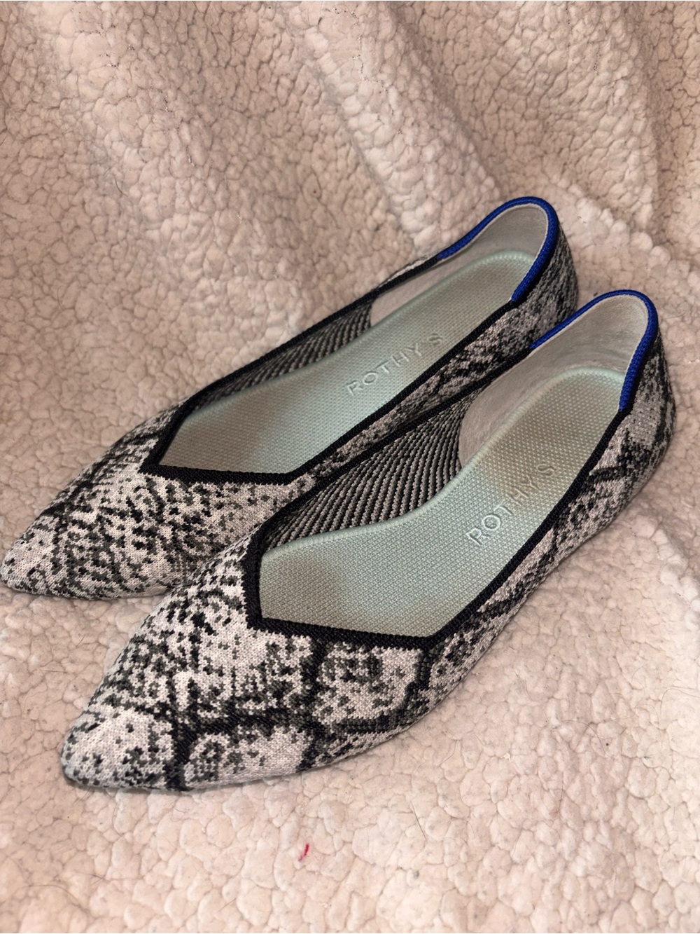 Rothy’s The Point Snakeskin Knit Flats Black Gray Blue Women’s Size 8 US